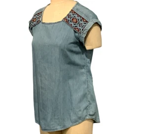 Canyon River Blues Cotton Chambray Embroidered Tribal Accent Top Sz L Blue #106A - Picture 1 of 9