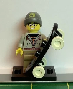 LEGO Minifigur Street Skater Serie 4 mit Skateboard - Bild 1 von 3