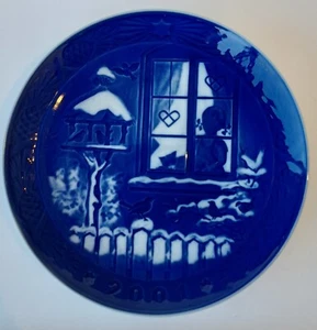 Royal Copenhagen Denmark Danish Christmas Plate 2001 - Picture 1 of 2