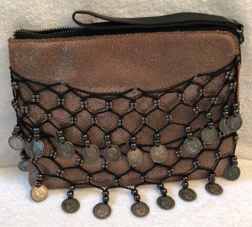 Patricia Nash 腕带/手拿包,皮革带装饰硬币和珠饰 — 第 1/4 张图片