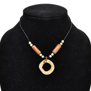 Collana di perle semi vintage metà secolo con ciondolo tondo tribale nero marrone - Foto 1 di 4