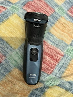 Philips Series 3000 Wet or Dry Men's Electric Shaver -S3133/51 - Image 1 of 4