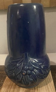 Jarrón McCoy Berries Leaves 8" esmalte por goteo azul Art Deco - Imagen 1 de 11