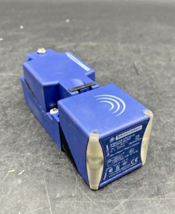 TELEMECANIQUE XS8C4A1PCG13 Inductive Proximity Switch - Picture 1 of 4