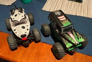 Monster TRUCK Jam Grave Digger & Monster Mutt Dalmatian 1:24 Scale RC NO REMOTES - Picture 1 of 5