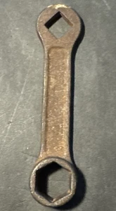 GUSSSCHLÜSSEL VNTG FARM ANBAUGERÄT / WAGEN / BUGGY WERKZEUGSCHLÜSSEL 2 PT NO NAME - Bild 1 von 3