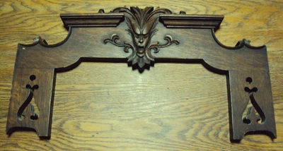 Pieza de mueble antigua de madera de roble con cara tallada grotesca de hombre verde Foto 1 de 4