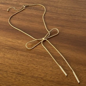 Süße & adrette strukturierte Schleife Latz Halskette • goldfarbenes Lariat 15” + 3” Verlängerung - Bild 1 von 6