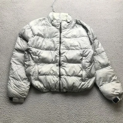 Chaqueta de nailon aislante de plumón de ganso Marmot para mujer grande con cremallera completa bolsillo logotipo gris Foto 1 de 4