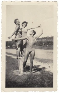 Original 1940 joven sin camisa, nadador atlético masculino y sus admiradoras femeninas - Imagen 1 de 2