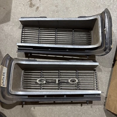 Rejillas Pontiac GTO 1968 originales OEM IZQUIERDA + DERECHA rejilla con emblema GTO y moldura cromada Foto 1 de 4