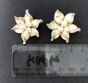 Vintage Pearl Effect Flower Clip On Earrings - Picture 1 of 1
