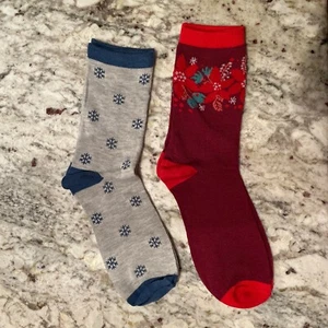 Women’s Crew Socks Holiday Snowflakes & Poinsettia Lightweight New~2 Pair - Picture 1 of 4