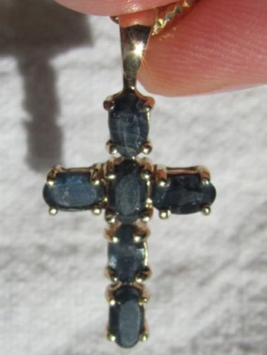 Collar de 16" con colgante de cruz de zafiro azul natural de oro sobre plata de ley Foto 1 de 4