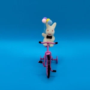 Conejito flocado montar triciclo de metal rosa sosteniendo globos estatuilla decoración de Pascua  - Imagen 1 de 12