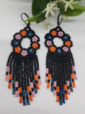  PENDIENTES CON CUENTAS DE FLORES MULTICOLORES NEGROS HECHOS A MANO JOYERÍA CON CUENTAS  Foto 1 de 3