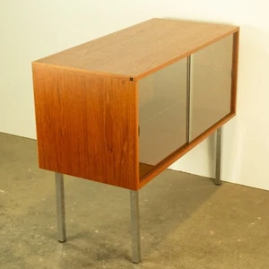 Vitrine Teak Glasschiebetüren 1970er Jahre Chromfüße seidenmatt restauriert - Bild 1 von 11