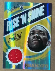 Parche de camiseta de novato 2014-15 Hoops Joel Embiid Rise 'N Shine - Imagen 1 de 2