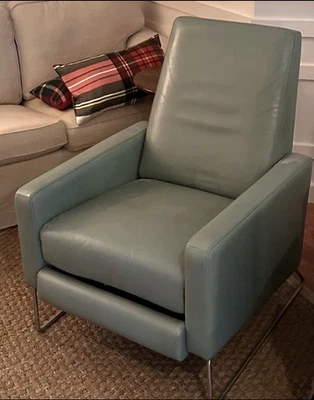 DWR Flight Recliner Robins Cuero Azul Huevo Jeffrey Bernett Nicholas Dodziuk Foto 1 de 3