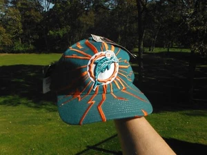 NUOVO CON ETICHETTE ANNI '90 SHOCKWAVE MIAMI DELFINI RICAMATI DELFINO 3D, CAPPELLO BERRETTO NFL - Foto 1 di 9