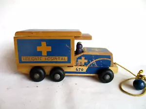 Holgate Vintage Holz Zugspielzeug Holgate Krankenwagen mit 7 Zapfen Personen - Bild 1 von 10