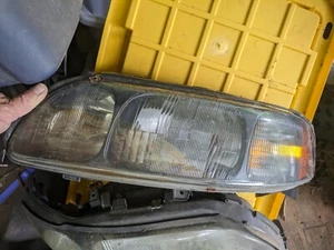 2001 2002 2003 2004 VOLVO V70/ S60 LH LEFT DRIVER SIDE  HEADLIGHT  BROKEN TABS - Picture 1 of 3
