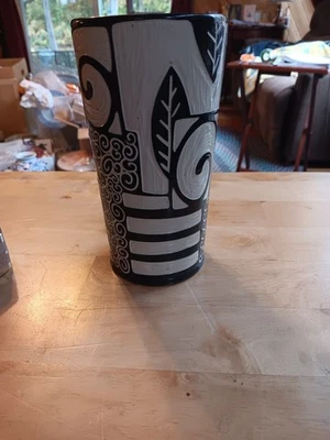 СОВРЕМЕННАЯ ЧЕРНО-БЕЛАЯ КЕРАМИЧЕСКАЯ ВАЗА ВЫСОТОЙ 7 1/2 ДЮЙМА. 863 - Изображение 1 из 4