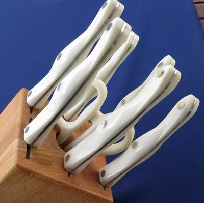 Juego de 7 cuchillos/utensilios Cutco con bloque de almacenamiento de madera Foto 1 de 4