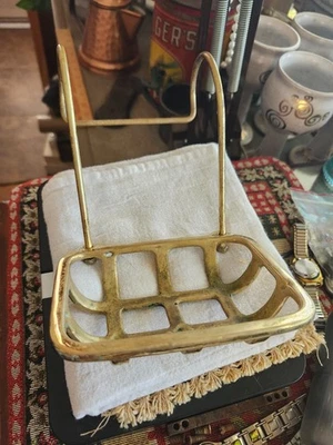 古董黄铜肥皂碟设计用于悬挂在爪脚浴缸边缘 — 第 1/4 张图片