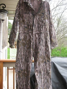 MENS BASS PRO OUTDOORS CAMO COVERALLS SIZE LARGE REG-BEAUTIFUL USED CONDITION! - Picture 1 of 8