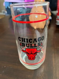 CHICAGO BULLS LOGO 1980's Basketball NBA Beer / Cocktail Drinking Glass VINTAGE - Picture 1 of 4