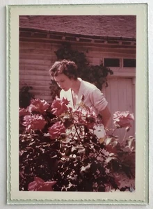 PHOTO ANCIENNE - VINTAGE SNAPSHOT - FEMME - FLEUR - JARDIN - FLOWER - COULEUR - Imagen 1 de 1