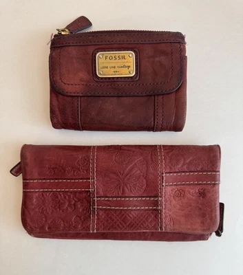 ¡2 carteras de cuero suave fósil! 1 flor de mariposa rojiza. 1 marrón. ¡Muy usado! Foto 1 de 4