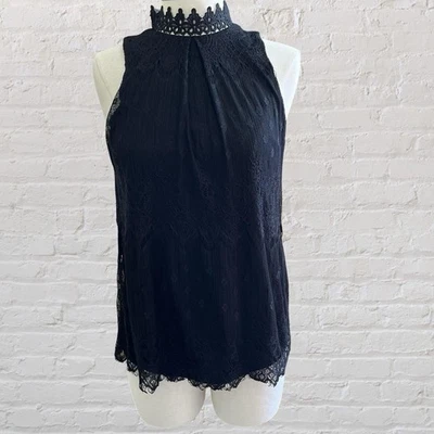 Top IZ Byer para mujer sin mangas con superposición de encaje negro talla pequeña forrado vacaciones Foto 1 de 4