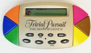 Trivial Pursuit Juego Electrónico Portátil Lo Mejor del Género Usado Probado Funciona - Imagen 1 de 2