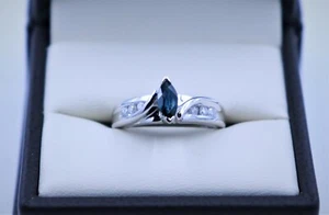 10KT WHITE GOLD RING W/ OCEAN SAPPHIRE CENTER STONE - Picture 1 of 5