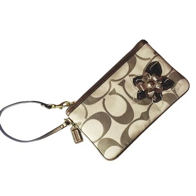 Cartera tipo muñeca Coach Signature logotipo floral bordado cuero flor tarjetero Foto 1 de 4