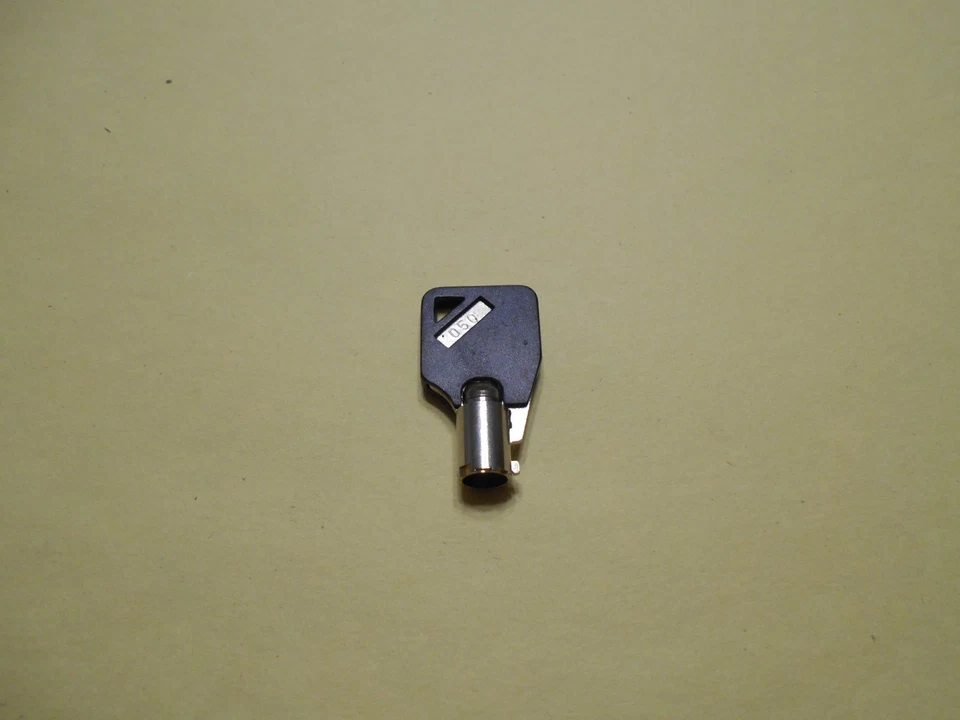 *UNKNOWN BRAND TOOL BOX LOCK KEY 050