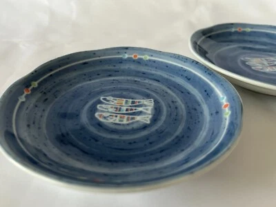 Plato Mino Ware Hecho en Japón - Diseño de Peces Koinobori - Plato de Porcelana Azul Profundo Foto 1 de 4
