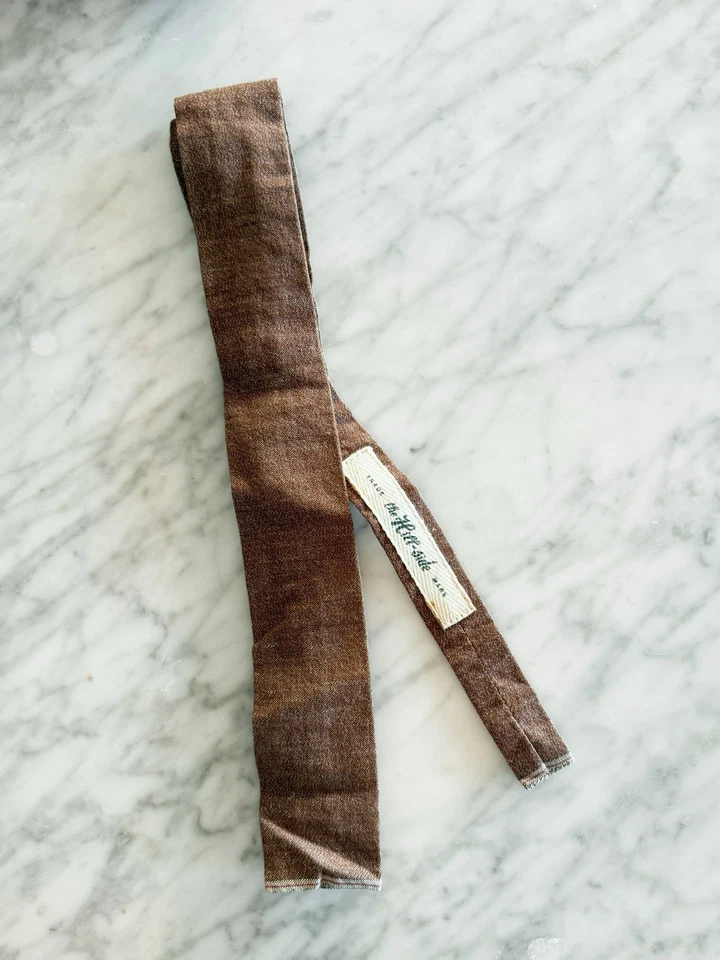CORBATA VAQUERA JAPONESA CON RIBETE THE HILL-SIDE MARRÓN CAMBRAY HECHA EN EE. UU. Foto 1 de 1