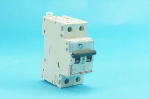 Legrand 006075 circuit breaker C16A 3 kA 2-pole 400 VAC 2 modules - Picture 1 of 3