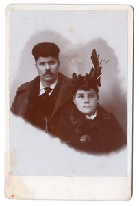 1890s Victorian Couple Nice Fashion UNUSUAL Vignette Style Cabinet Card - Picture 1 of 4