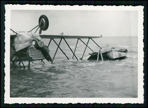 Foto - Flugzeug Aircraft - auf Kopf liegend am Strand - Bild 1 von 2