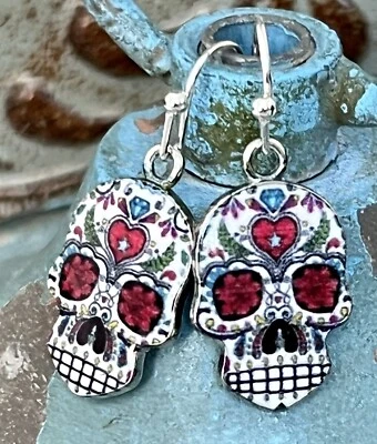 Pendientes de calavera de azúcar mexicana coloridos. Día de Muertos. Corazones rojos Foto 1 de 3