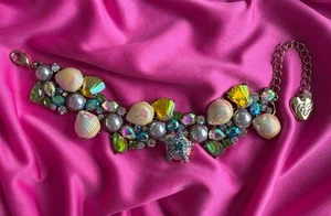 Betsey Johnson Crabby Couture irisierend weiß Muschel Muschel Opal Cluster Armband - Bild 1 von 7