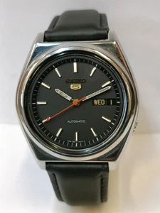 VINTAGE SEIKO 5 AUTOMATICO QUADRANTE NERO JAPAN 7009-3210 UOMO FUNZIONANTE - Foto 1 di 17
