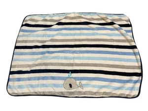 Manta de bebé de felpa a rayas con apliques de ballena azul, gris y crema - Imagen 1 de 6