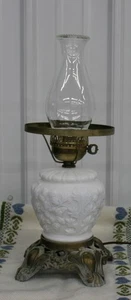 Vintage Milchglas geprägte Blumen Hurrikan Lampe mit Schornstein seltene Details 12" - Bild 1 von 12