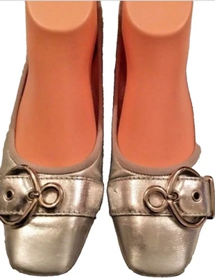 Pisos de ballet Louis Vuitton con detalle de hebilla de cuero plateado metálico 37 Foto 1 de 4