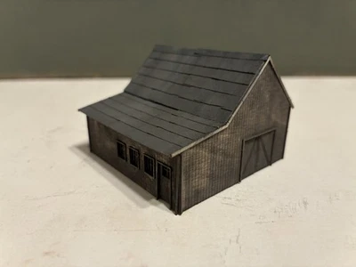 Granero de madera construido a escala N - manchado y desgastado 2 1/2" x 2 1/2" x 1 3/4" de alto Foto 1 de 4